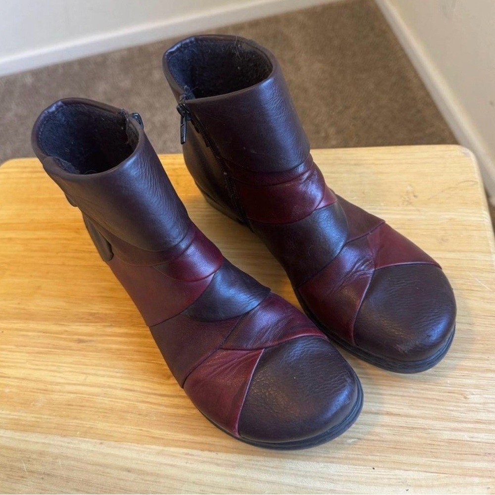 Rieker Two Tone Color Brown and Red Leather Ankle Boots
Size EU 39 (8-8.5)